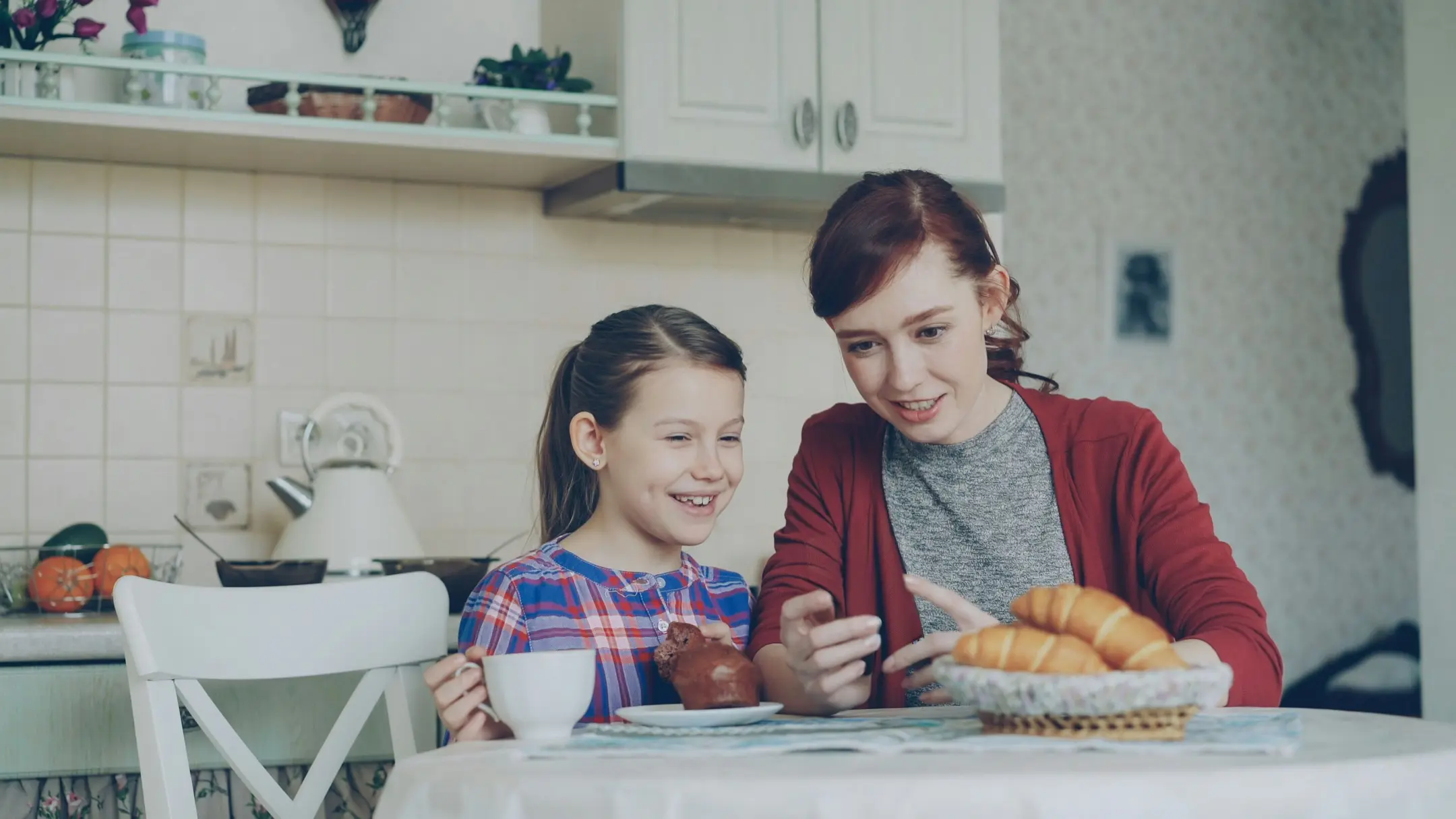 une femme et sa fille qui regarde un ecran qui n'existe plus