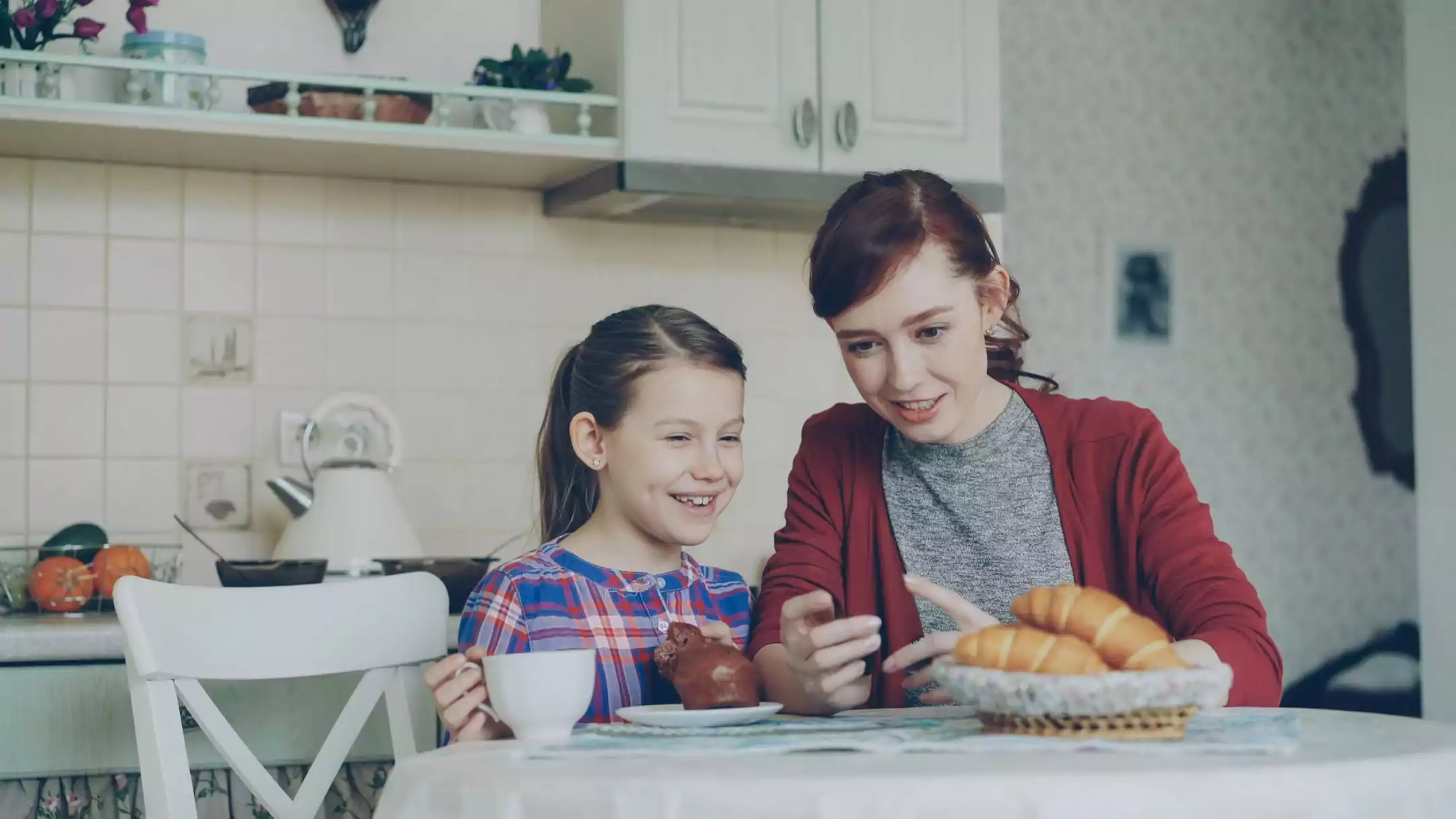 une mère et sa fille devant un smartphone