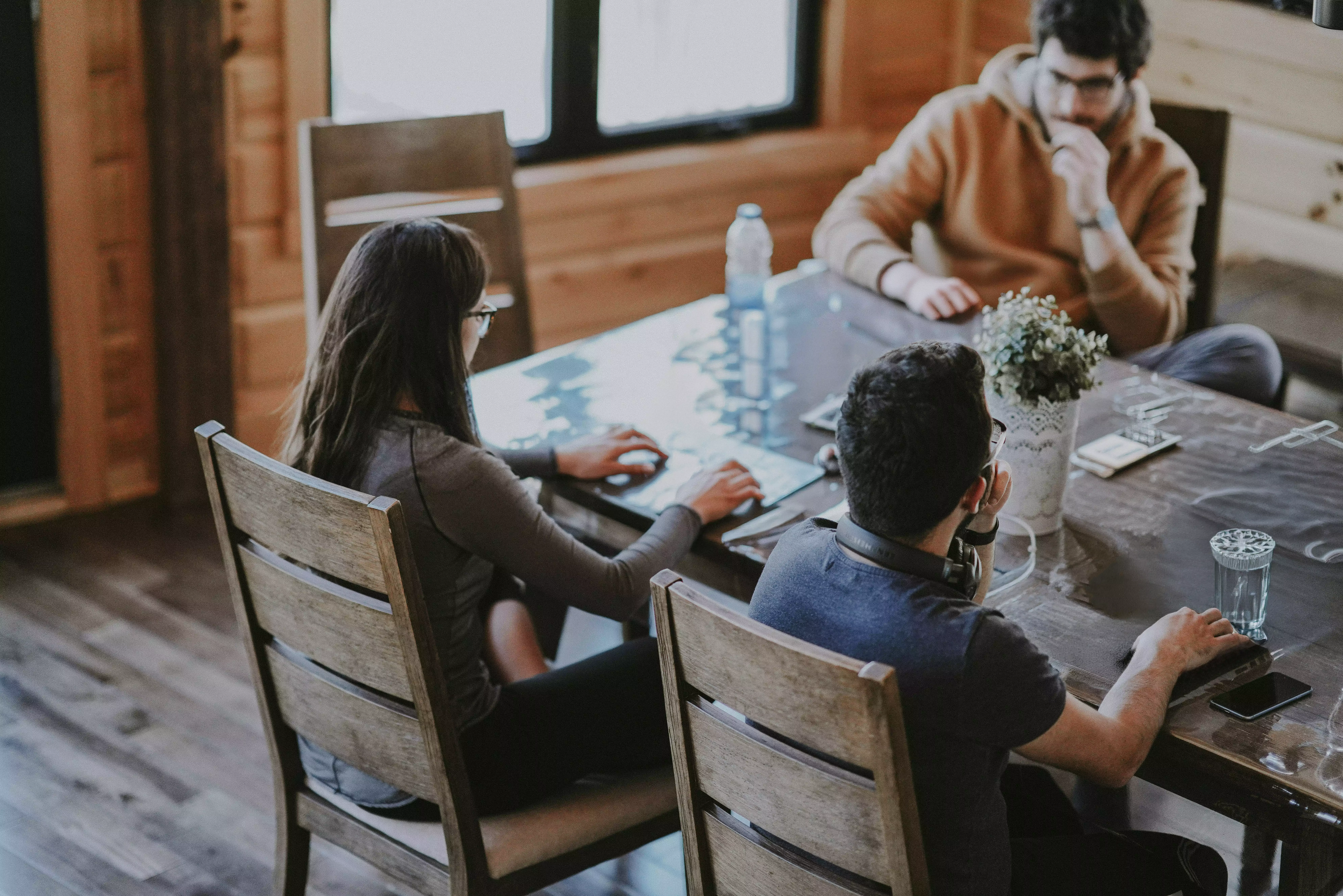 3 jeunes actifs dans un espace de coworking