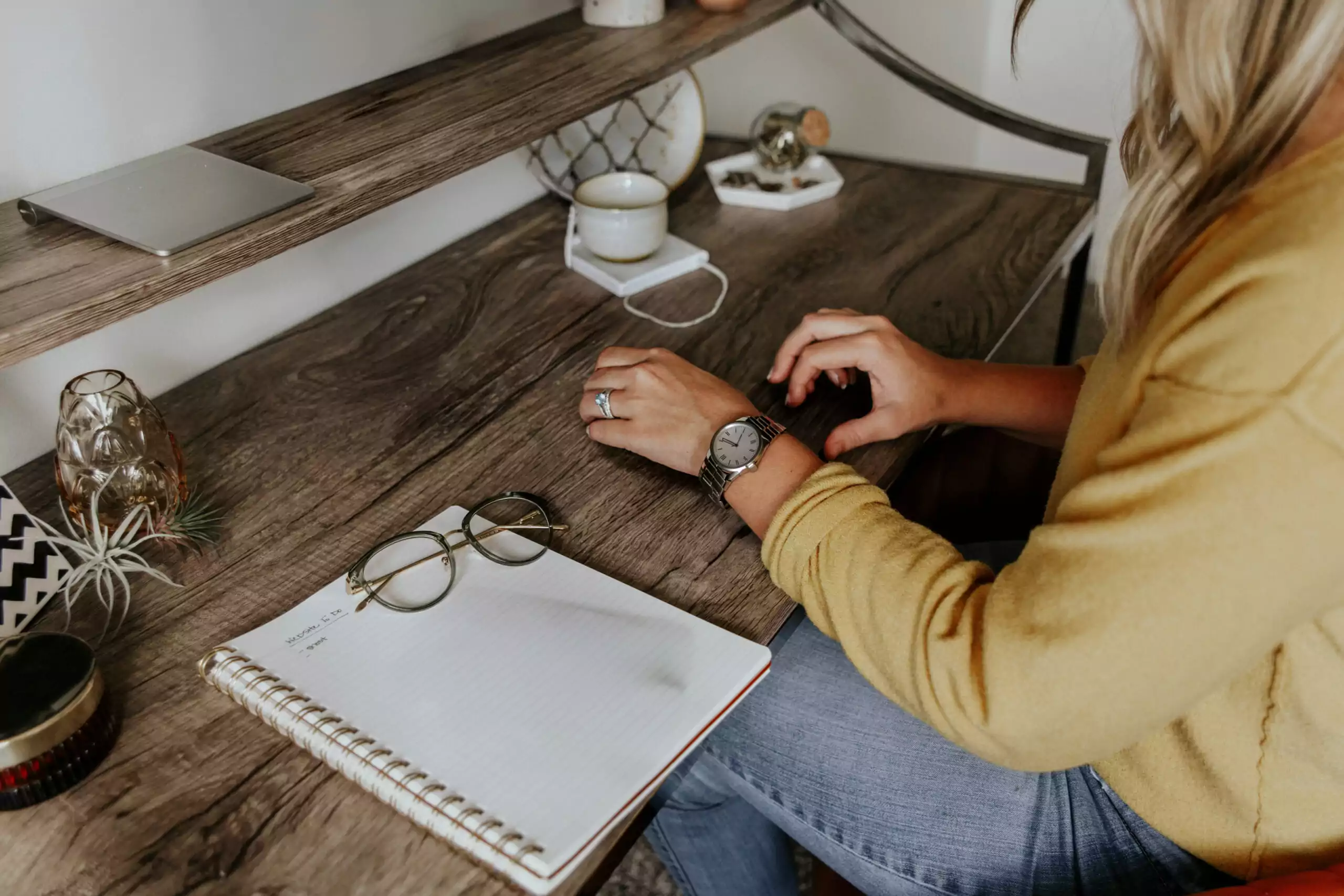 Femme blonde, visage coupée, à son bureau avec son ordinateur