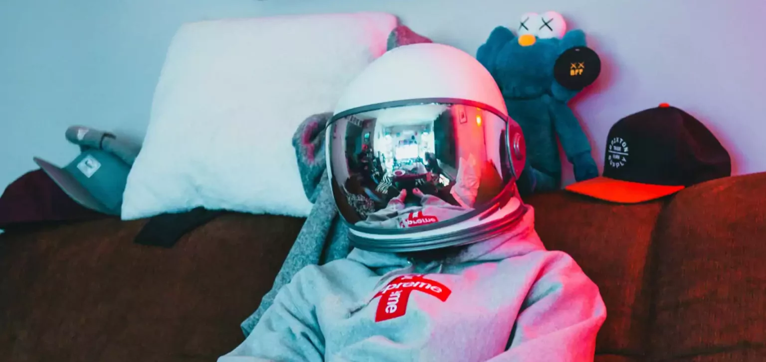 Ado avec un casque en train de jouer au jeu vidéo