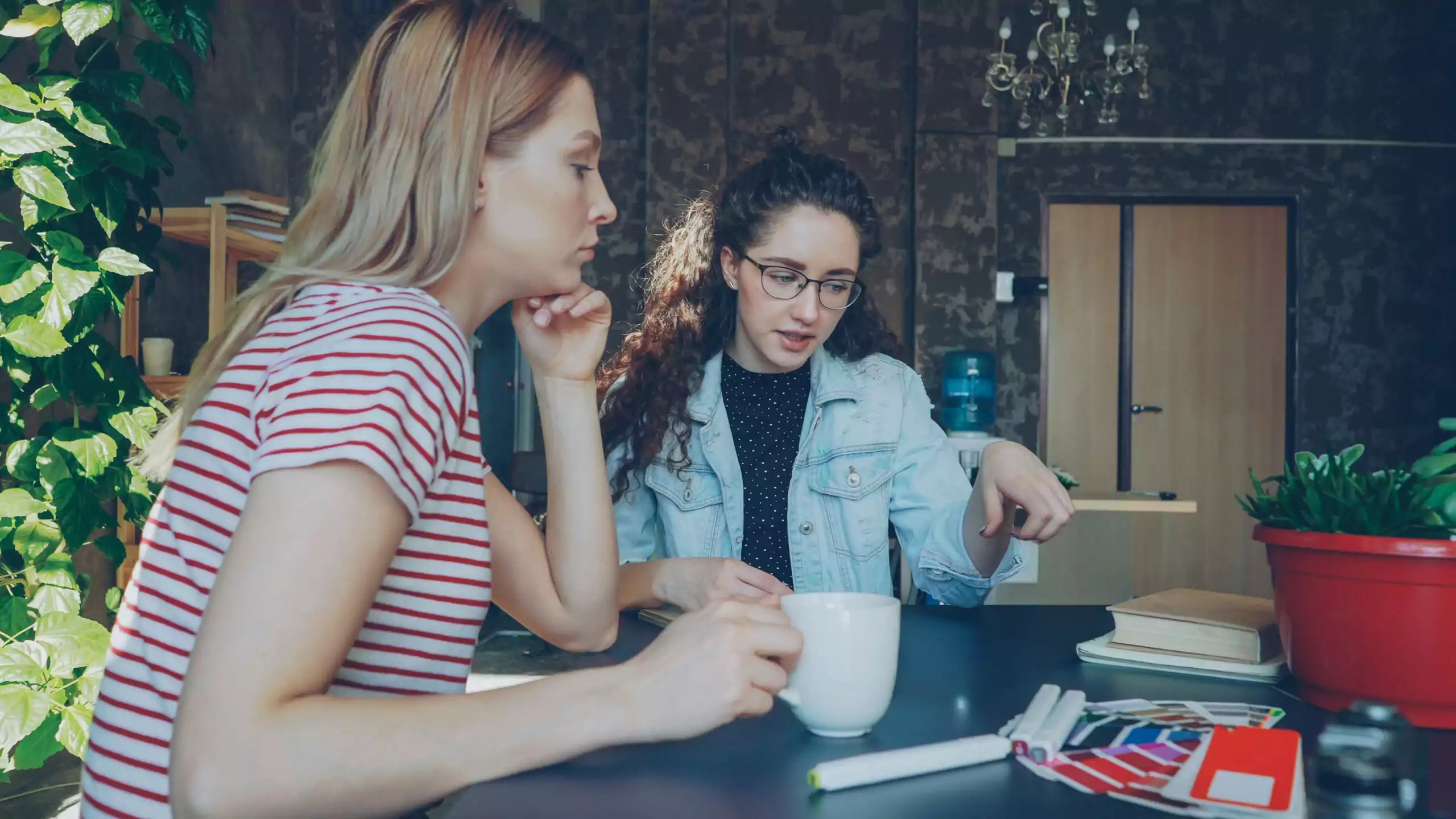 Etudiantes en train de travailler sur un ordinateur
